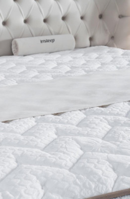 Zestaw Sypialnia Biały Boxspring Łóżko Chesterfield Eleganckie 2x Szafki nocne 3-częściowe.