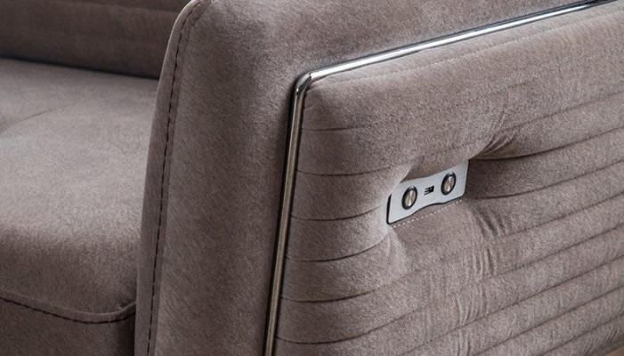 Luksusowa, modna dwuosobowa sofa z tekstylną tapicerką i wysokimi nogami
