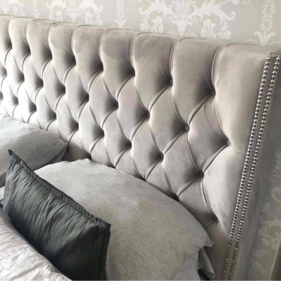 Duże Materiałowe Łóżko Chesterfield Design Tapicerowane Włókiennicze Designerskie Łóżka Podwójne