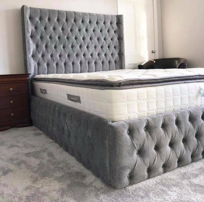 Duże Materiałowe Łóżko Chesterfield Design Tapicerowane Włókiennicze Designerskie Łóżka Podwójne