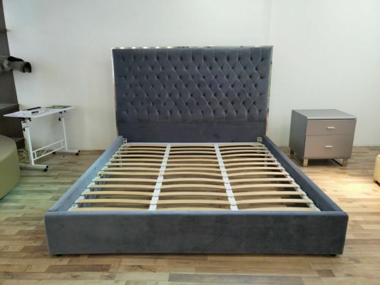 Duże stylowe Chesterfield szare Podwójne łóżko włókiennicze o luksusowym designie
