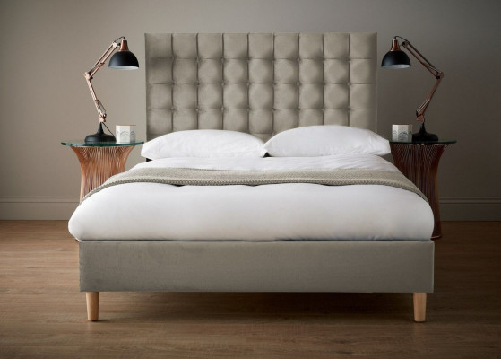 Nowoczesne jasnobeżowe łóżko Chesterfield Podwójne designerskie łóżko Sypialnia