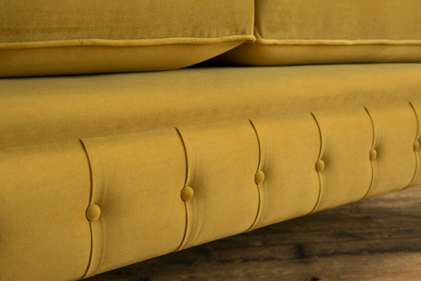 Dwuosobowa, designerska kanapa do salonu w kolorze żółtym Chesterfield