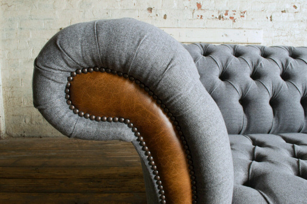 Elegancka szara trzyosobowa luksusowa sofa Chesterfield do salonu 3-osobowa