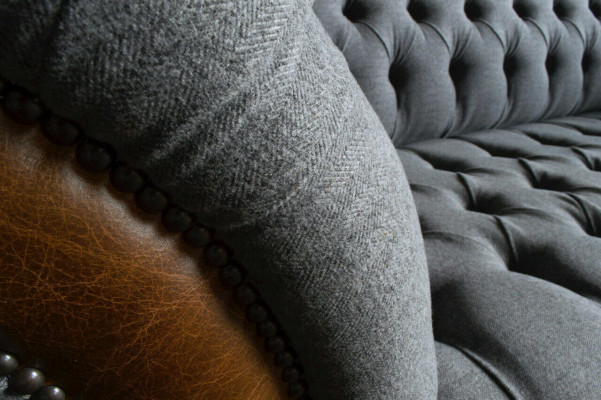 Elegancka szara trzyosobowa luksusowa sofa Chesterfield do salonu 3-osobowa