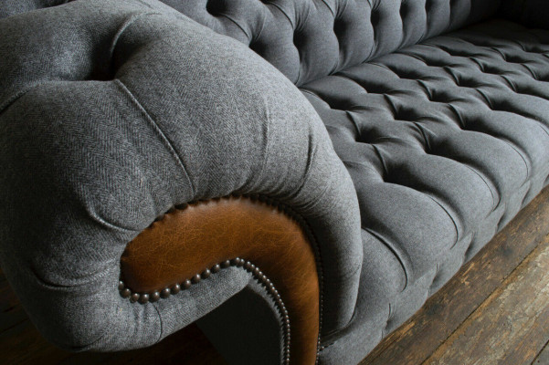 Elegancka szara trzyosobowa luksusowa sofa Chesterfield do salonu 3-osobowa