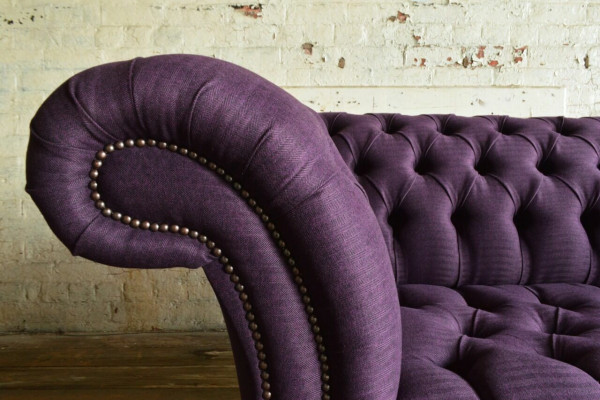 Nowoczesna 3-osobowa sofa Chesterfield w kolorze fioletowym do salonu