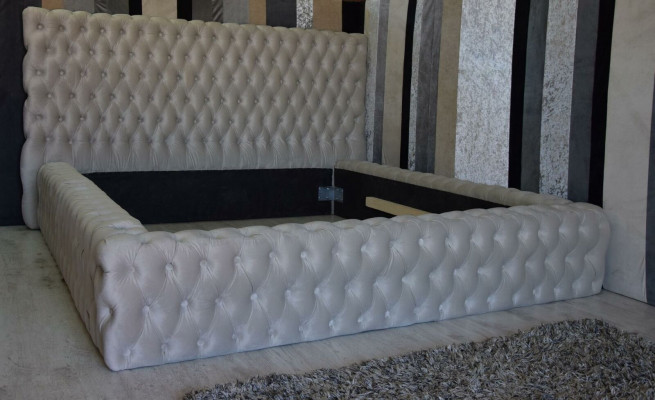Eleganckie łóżko Chesterfield Design English Podwójne łóżko w kolorze Beżowym - łóżko w ponadczasowym stylu