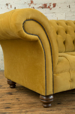 Żółta designerska trzyosobowa kanapa Chesterfield, luksusowa 3-osobowa sofa do salonu