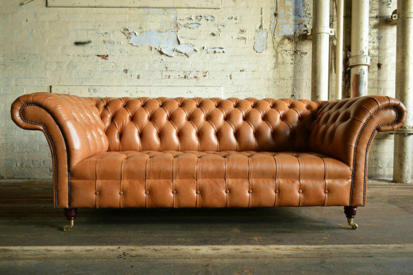 Jasnobrązowa nowoczesna trzyosobowa kanapa designerska Chesterfield