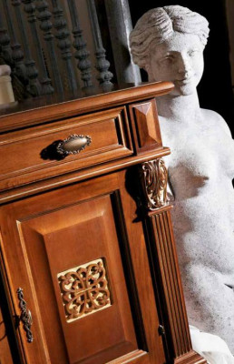 Klasyczna szafka ścienna Kredens Drewno Buffet Gablota Luxus Szafa Meble