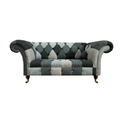 Kolorowy luksusowy dwuosobowy sofa w salonie, tekstylny mebel Chesterfield.