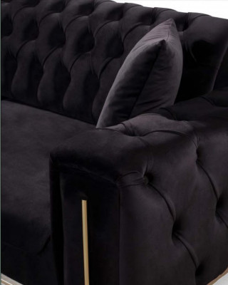 Czarna Kanapa Chesterfield Sofa Trzyosobowa z Poduszką Aksamit Drewno