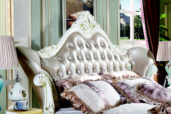 Łóżko king-size ze skórzanym zagłówkiem w klasycznym stylu Chesterfield