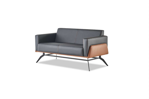 Sofa czarny brąz 2-osobowy skórzany z nowoczesnymi elementami ze stali nierdzewnej i drewna.
