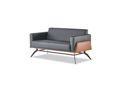 Sofa czarny brąz 2-osobowy skórzany z nowoczesnymi elementami ze stali nierdzewnej i drewna.