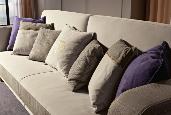 Designerska trzyosobowa sofa tapicerowana do nowoczesnego designu w salonie