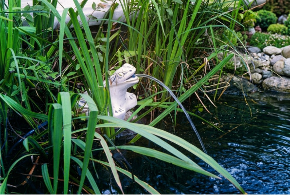 Figurka ogrodowa „Żaba Fontaine” 20cm figurka ludzi ze stawu rzucona w kamień