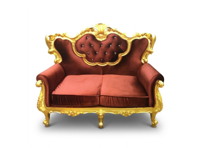 Szykowna sofa do 2 sypialni w każdym jasnym zestawieniu kolorystycznym w szlachetnym odcieniu czerwonego i błyszczącego złota w stylu barokowym