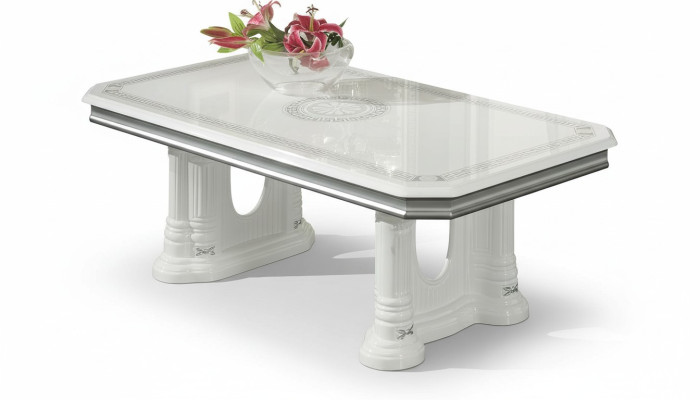 Klasyczny, luksusowy stolik kawowy, designerska sofa do salonu, nowe stoły boczne