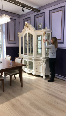 Gablota Szafa prezentuje dekoracje salonu Szafki prezentują barokowy design