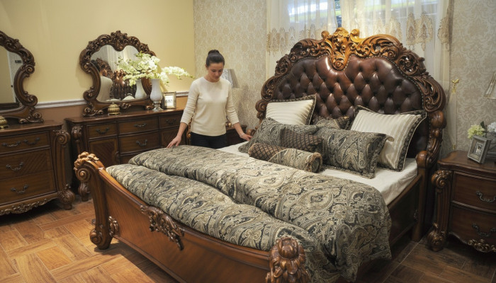 Klasyczne łóżko barokowe dwuosobowe w stylu rokoko Chesterfield Skóra Hotel Antyk