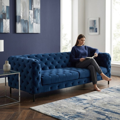 Stylowa niebieska Chesterfield 3-miejsce siedzące w salonie, luksusowa kanapa