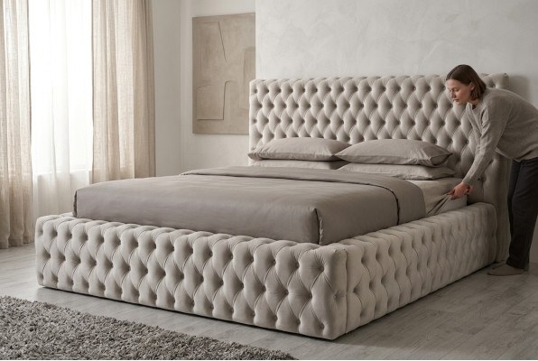 Eleganckie łóżko Chesterfield Design English Podwójne łóżko w kolorze Beżowym - łóżko w ponadczasowym stylu