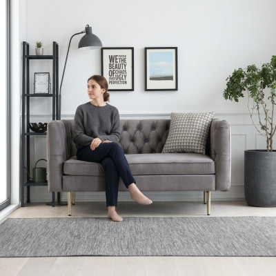 Mebel w stylu angielskim Chesterfield dwuosobowa sofa różowo-turkusowo-żółto-niebieska.