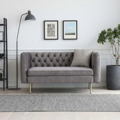 Mebel w stylu angielskim Chesterfield dwuosobowa sofa różowo-turkusowo-żółto-niebieska.