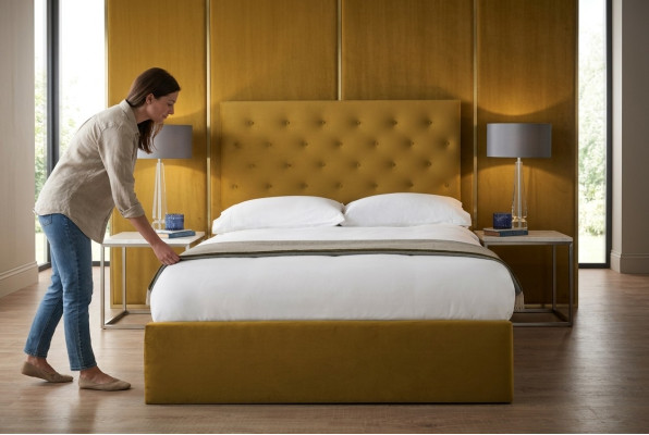 Angielskie łóżko Chesterfield designerskie łóżka stelaż tekstylny tkanina złoto