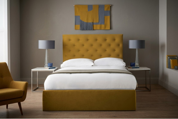 Angielskie łóżko Chesterfield designerskie łóżka stelaż tekstylny tkanina złoto