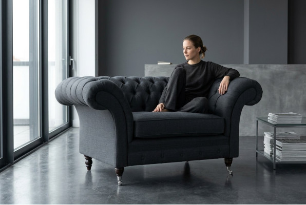 Sofa tapicerowane Chesterfield w kolorze czarnym, jednoosobowe siedzisko.