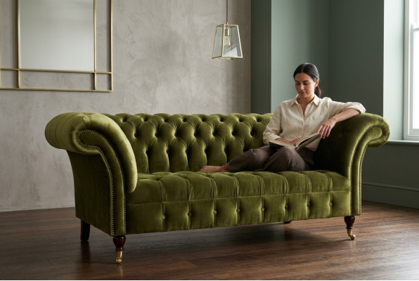 Klasyczna sofa 2-osobowa Chesterfield w kolorze zielonym, z tkaniny aksamitnej i kryształami. Nowa.