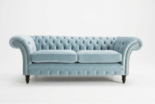 Jasnoniebieska nowoczesna trzyosobowa luksusowa kanapa w salonie Chesterfield