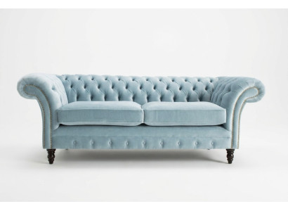Jasnoniebieska nowoczesna trzyosobowa luksusowa kanapa w salonie Chesterfield