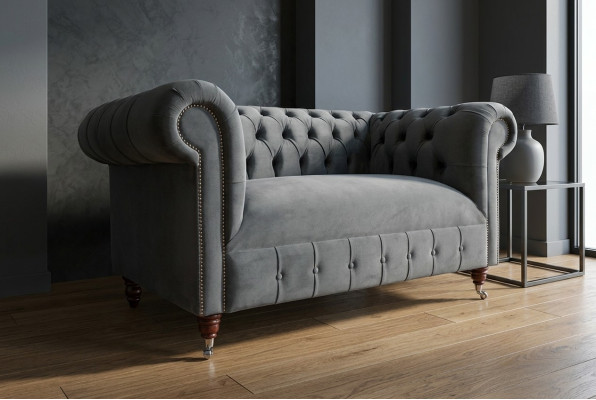 Chesterfield Sofa 2-osobowa Sofa w stylu Chesterfield, kanapa tapicerowana w skórze i tkaninie koloru szarego.
