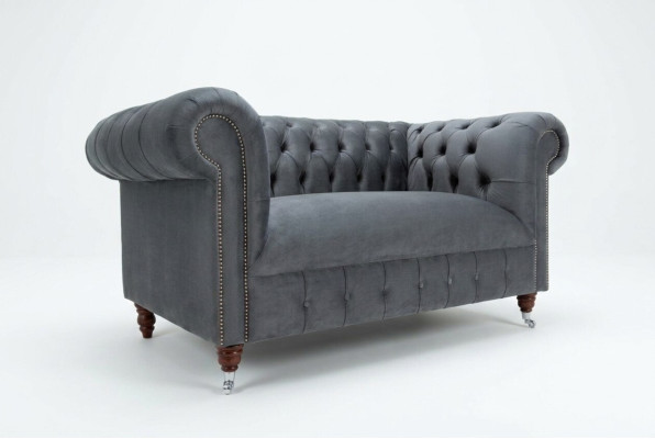 Chesterfield Sofa 2-osobowa Sofa w stylu Chesterfield, kanapa tapicerowana w skórze i tkaninie koloru szarego.
