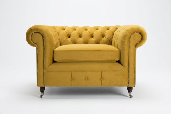 Skrzydłowy fotel klubowy luksusowej strefy relaksu. Sofa Chesterfield.