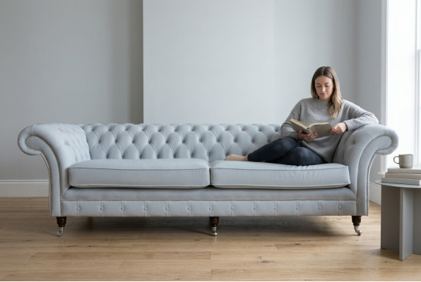 Szary Chesterfield 4 miejsce do siedzenia Podkładka Couch Modern Style Aksamit Włókienniczy Material Sofa