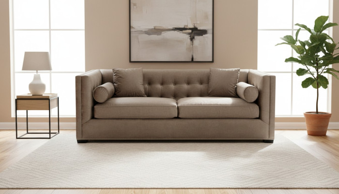 Brązowa trzyosobowa tkaninowa sofa do salonu w stylu Chesterfield.