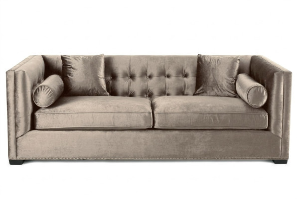 Brązowa trzyosobowa tkaninowa sofa do salonu w stylu Chesterfield.