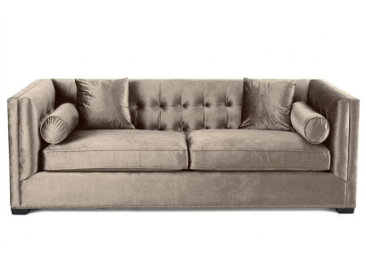 Brązowa trzyosobowa tkaninowa sofa do salonu w stylu Chesterfield.