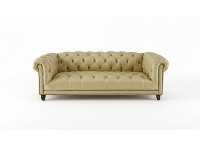 Beżowa, trzyosobowa sofa Chesterfield z eko skóry w nowoczesnym stylu do salonu.