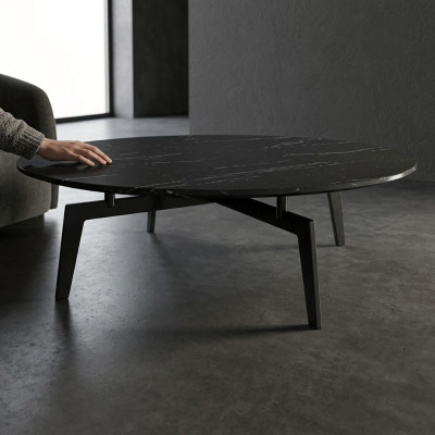 Okrągła, designerska sofa w stylu włoskim, stolik kawowy z boku stoły okrągłego stołu