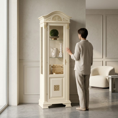 Elegancka barokowa witryna szklana z filigranowymi dekoracjami