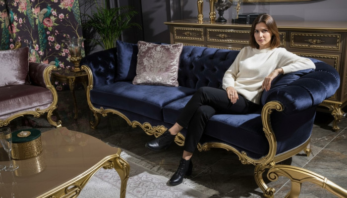 Sofa trzyosobowa Chesterfield w luksusowym niebieskim kolorze w salonie