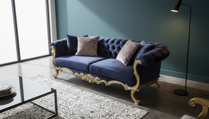 Sofa trzyosobowa Chesterfield w luksusowym niebieskim kolorze w salonie