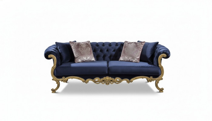 Sofa trzyosobowa Chesterfield w luksusowym niebieskim kolorze w salonie