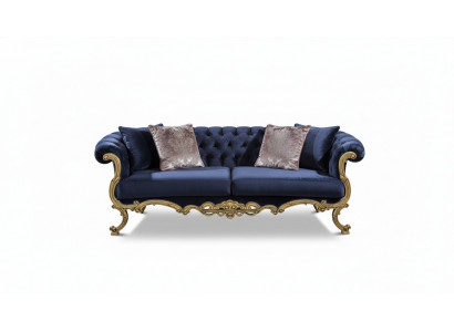 Sofa trzyosobowa Chesterfield w luksusowym niebieskim kolorze w salonie